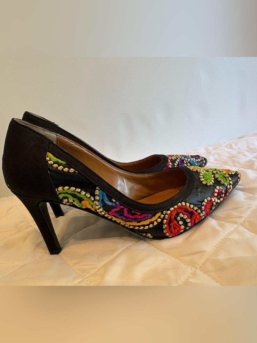J Renee Camallia Pointed Toe Pump Black with Vibrant Embroidery Size 7